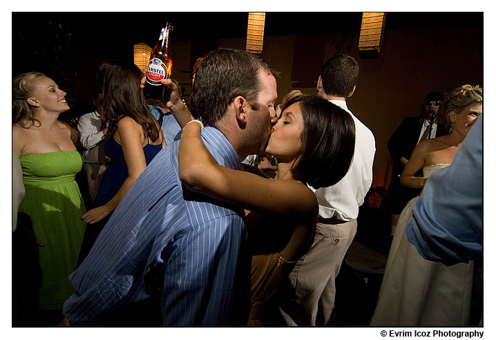 bouquet-toss-oregon-wedding